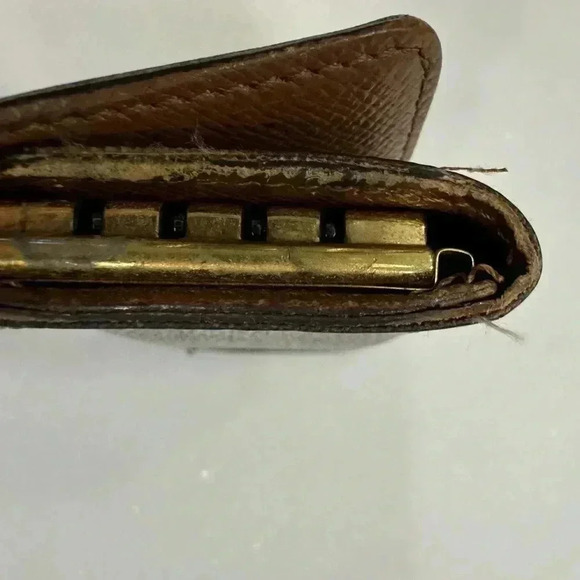 Authentic Louis Vuitton monogram 4 key holder case.  Canvas & leather. - Picture 10 of 12